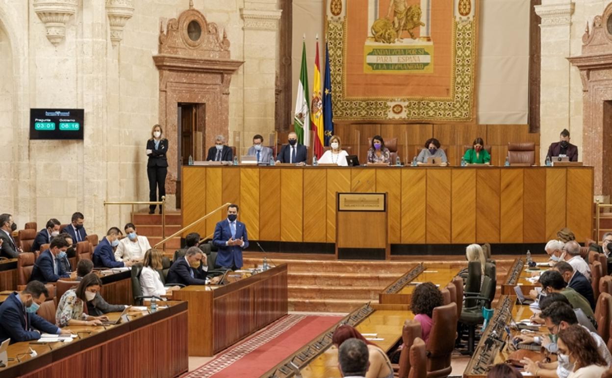 El presidente de la Junta de Andalucía, Juan Manuel Moreno, contesta a las preguntas que le formulan los portavoces parlamentarios