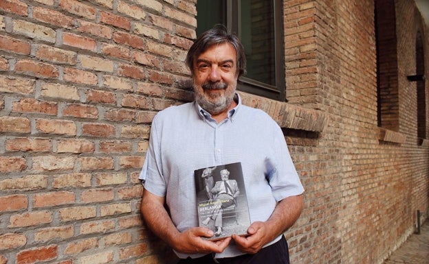 Miguel Ángel Villena mostró su último libro sobre la vida de Luis García Berlanga en el 100 aniversario de su nacimiento. 