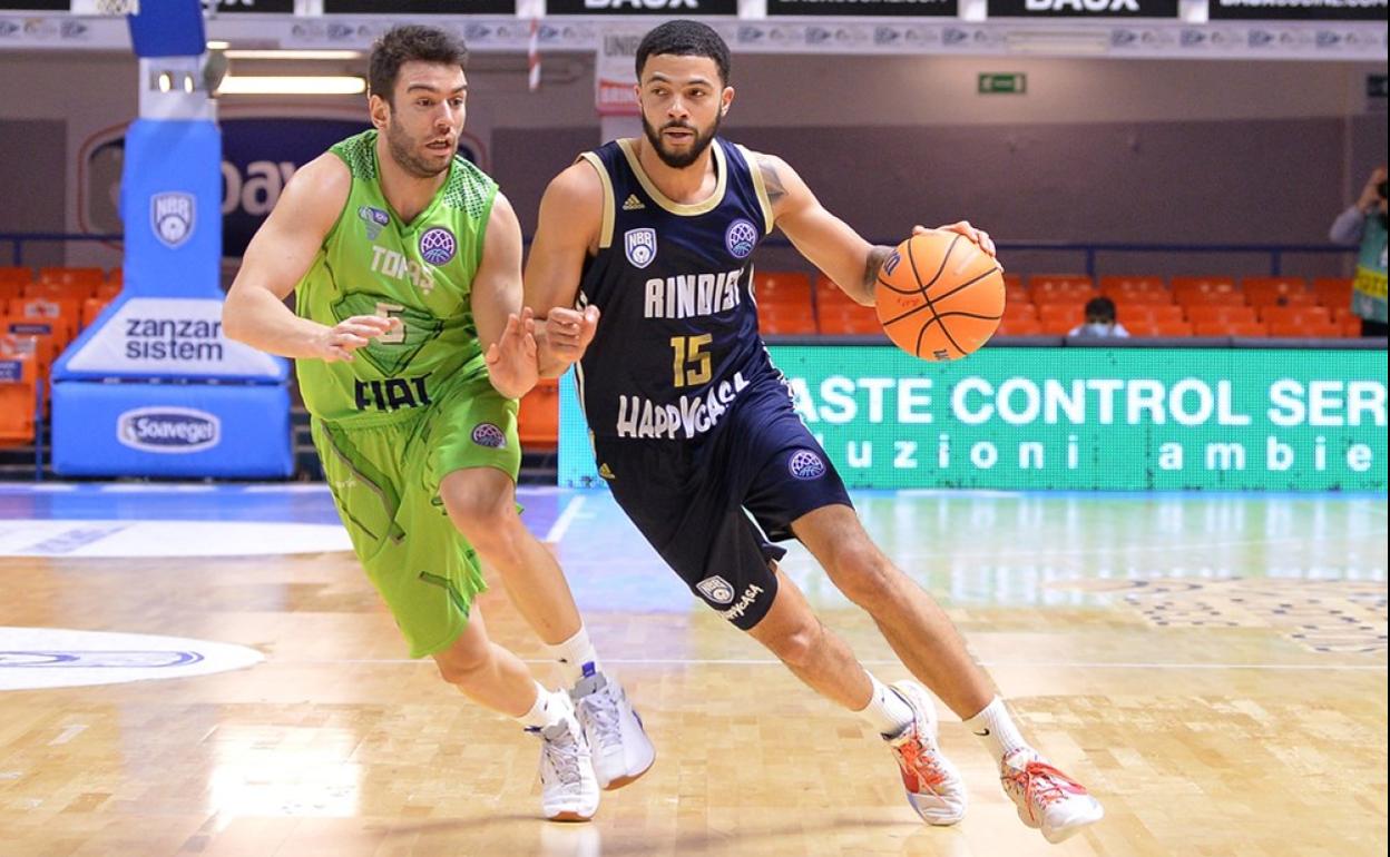 Darius Thompson, con el número 15, en un partido con el Brindisi en la Champions League. 