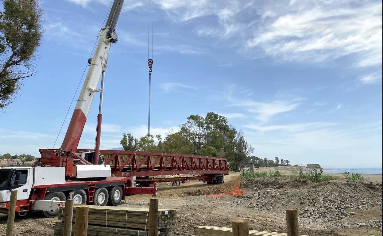 Instalan sobre el río Guadalmansa el puente de mayor longitud del corredor litoral de Estepona