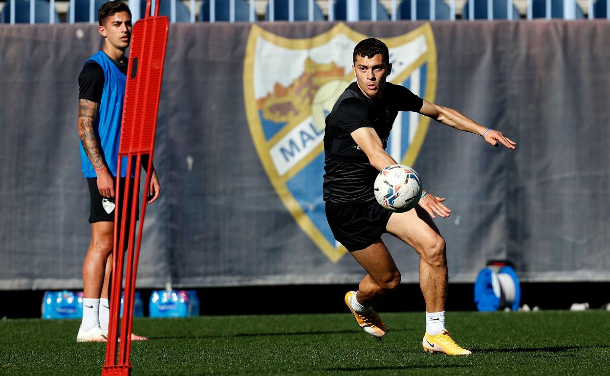 El futbolista Yanis Rahmani durante un entrenamiento con el Málaga durante la temporada pasada. 