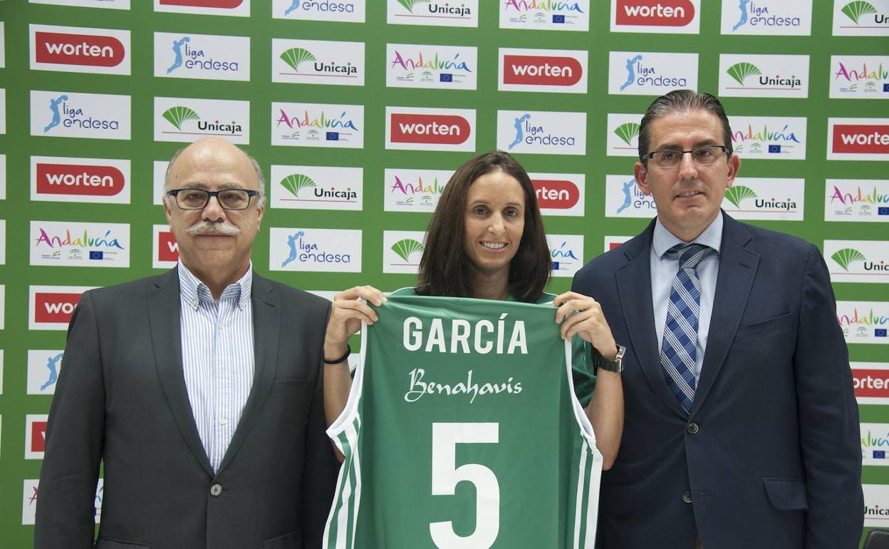 Eduardo García, Gema García (exjugadora del femenino) y Sergio Corral, en un acto en 2018. 