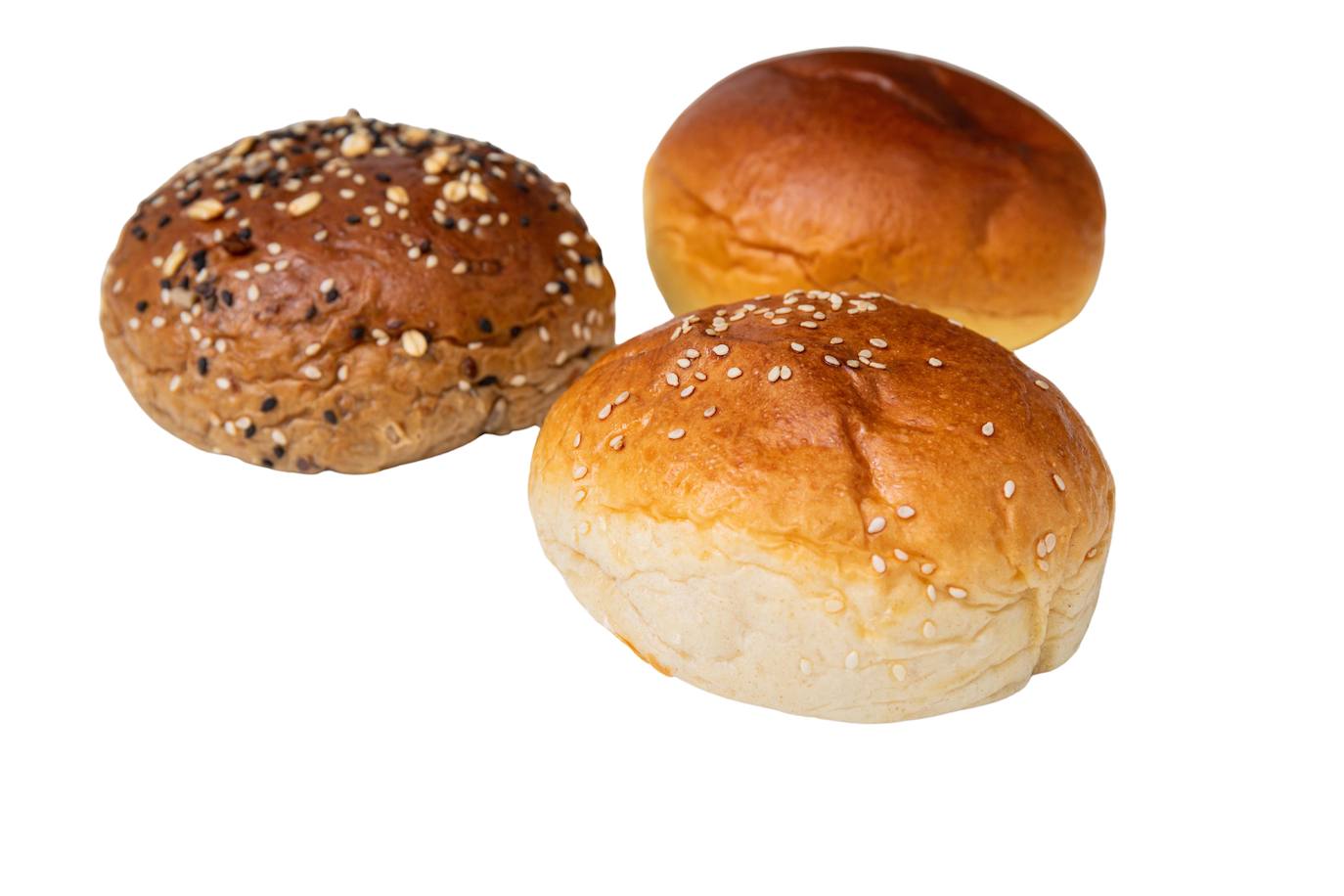 Imagen secundaria 2 - Salida a tiendas: En estos días, los bollos de Juanito Baker empiezan a venderse en los hipermercados de la cadena Carrefour. En aumento: Actualmente se producen 80.000 bollos a la semana. Carlos Pérez quiere crecer de forma gradual. Tres variedades: Pan de semillas (izquierda), pan clásico (delante) y el 'burger potato roll' americano, con almidón de patata para darle más elasticidad..