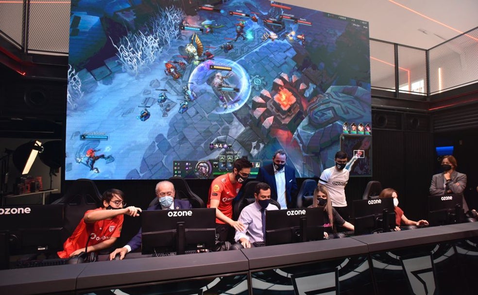 De la Torre y Juanma Moreno, durante su breve partida al League of Legends en la nueva sede de Vodafone Giants. 
