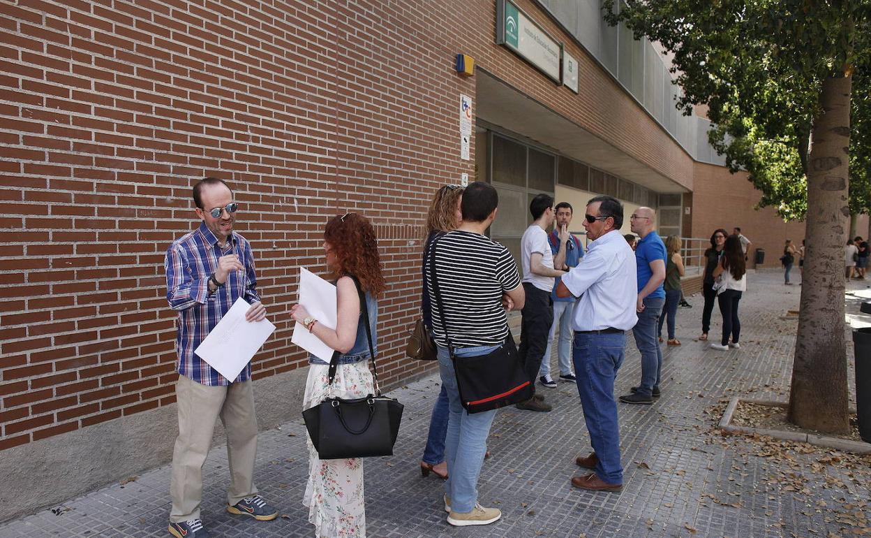 Opositores, durante el acto de presentación de hace tres años en el IES Christine Picasso. 