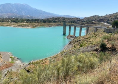 Imagen secundaria 1 - Arriba, instalaciones de Frutas Montosa, una de las mayores comercializadoras de la zona; debajo, a la izquieda, vista del embalse de La Viñuela, y a la derecha, nueva finca de aguacates en Torrox. 