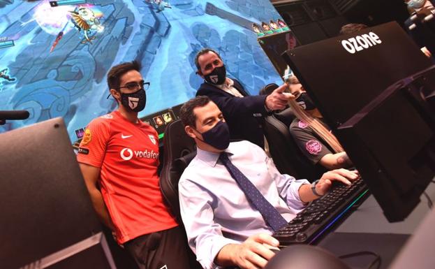 Juanma Moreno, durante su visita al centro de gaming del E-sports Club Vodafone Giants.