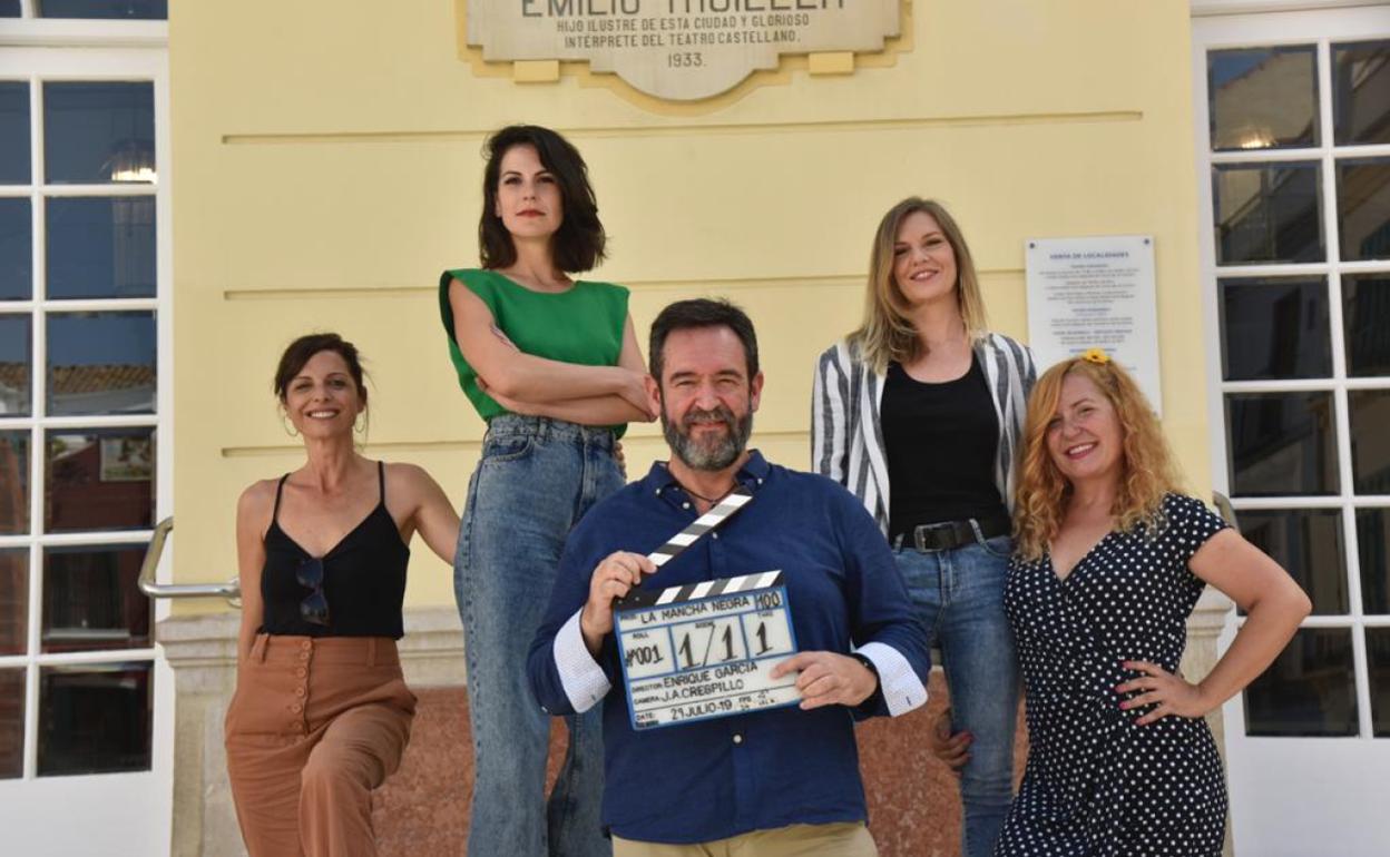 Virginia Muñoz, Noemí Ruiz, Enrique García, Virginia DeMorata y Natalia Roig, a las puertas del Cervantes.