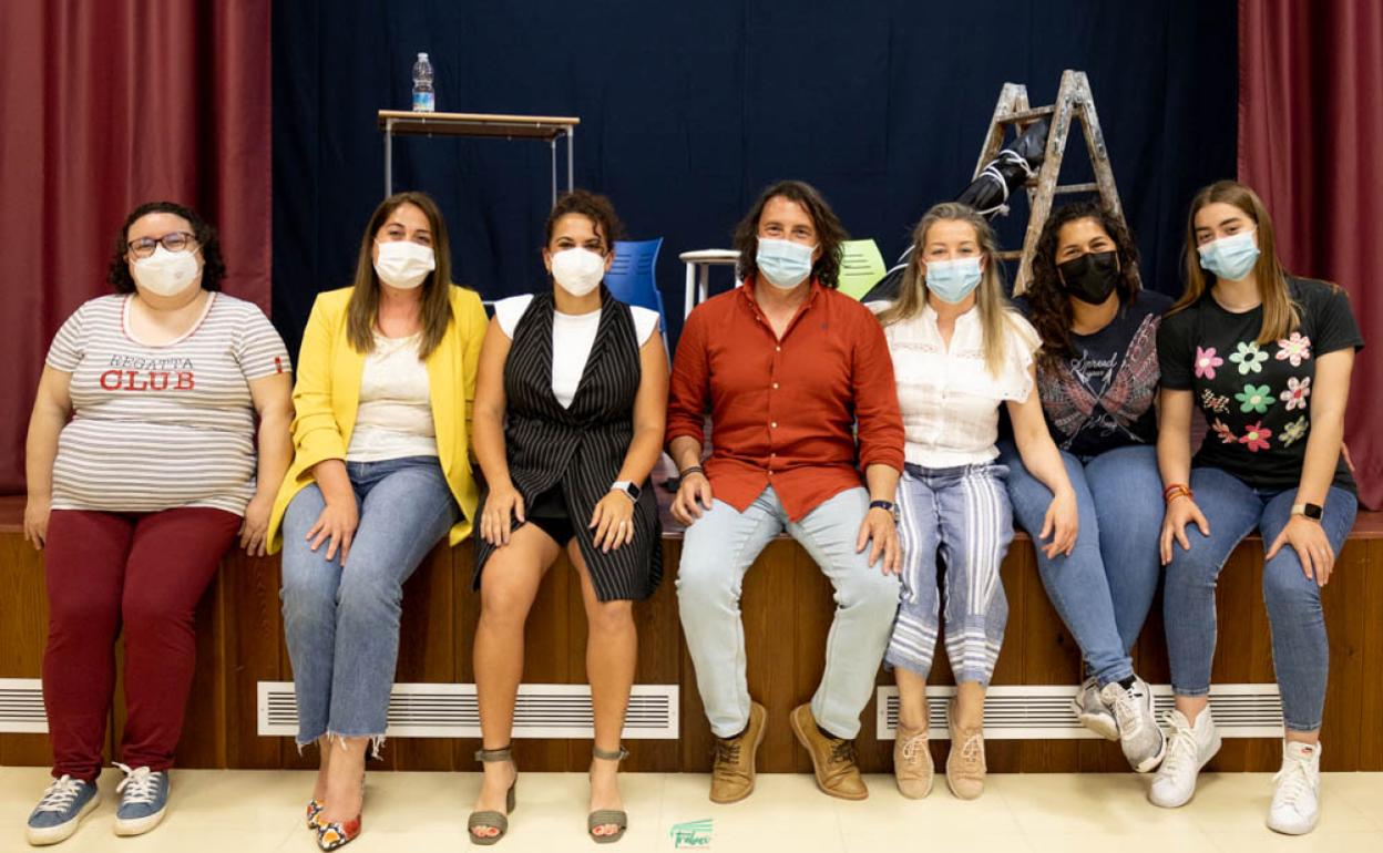 El director de la obra, Manuel Aguilera (centro), junto a las intérpretes de la misma. 