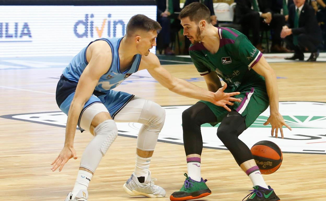 Avramovic y Brizuela, durante el Unicaja-Estudiantes de esta temporada en el Carpena.