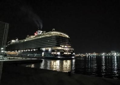 Imagen secundaria 1 - Atraca en Málaga el primer crucero con escalas nacionales de la Península
