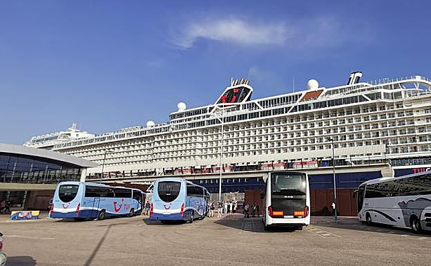 Imagen principal - Atraca en Málaga el primer crucero con escalas nacionales de la Península