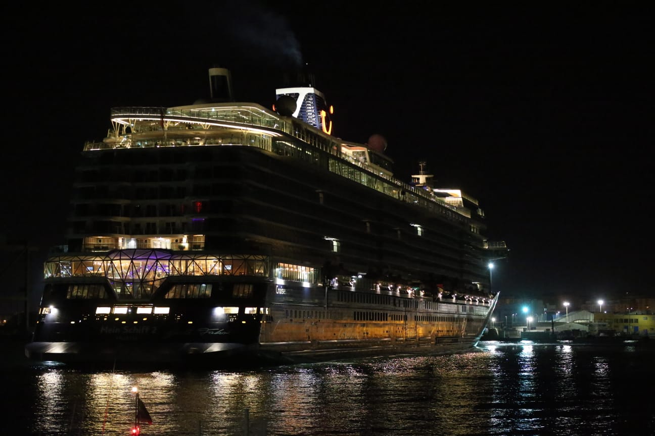 El barco ha llegado a la hora prevista, con un millar de pasajeros a bordo, y ha quedado amarrado junto a la terminal A del Puerto