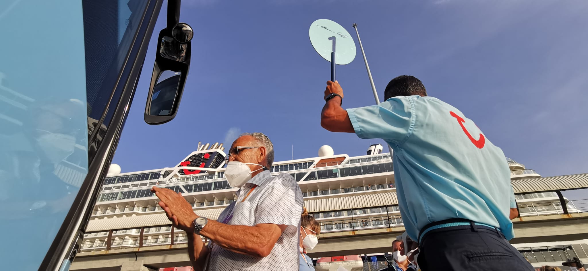 El barco ha llegado a la hora prevista, con un millar de pasajeros a bordo, y ha quedado amarrado junto a la terminal A del Puerto