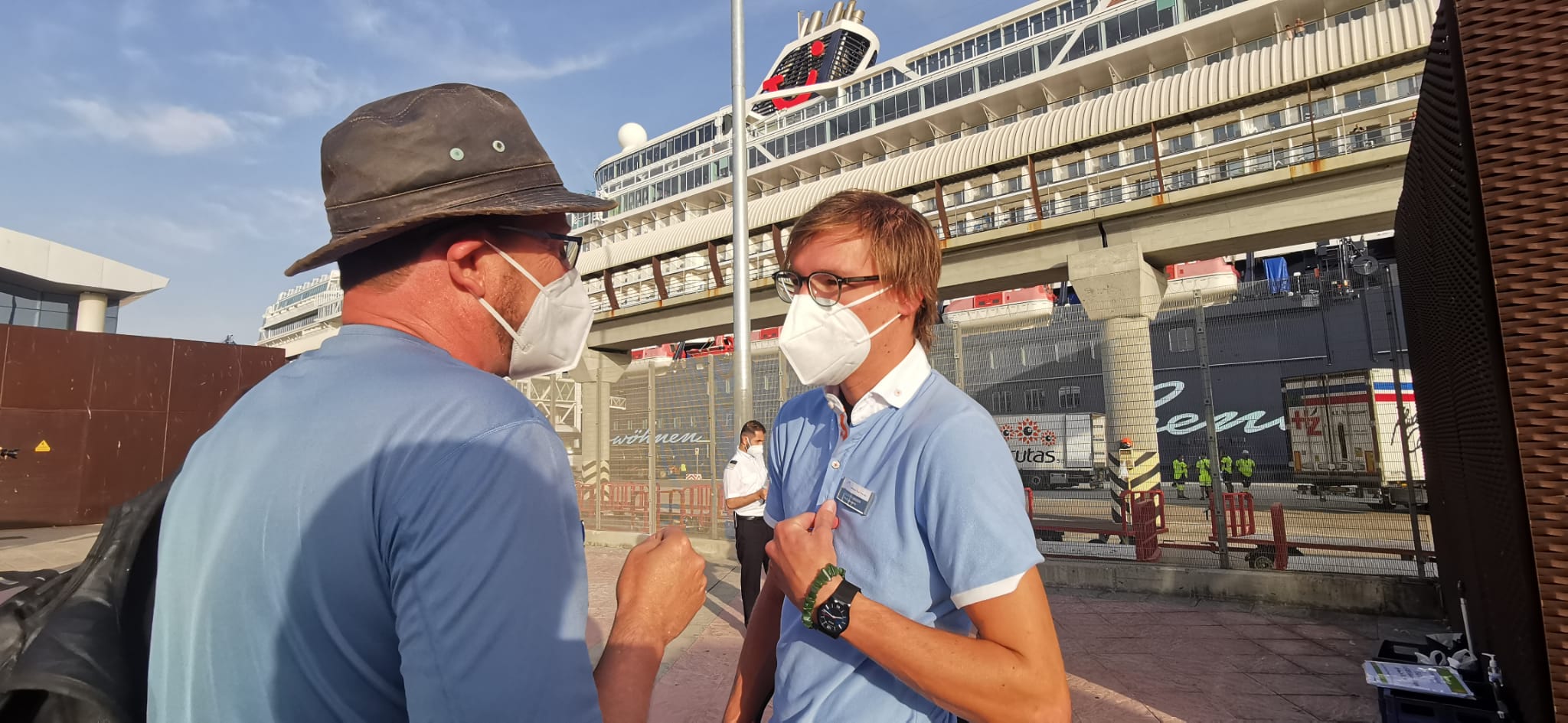 El barco ha llegado a la hora prevista, con un millar de pasajeros a bordo, y ha quedado amarrado junto a la terminal A del Puerto