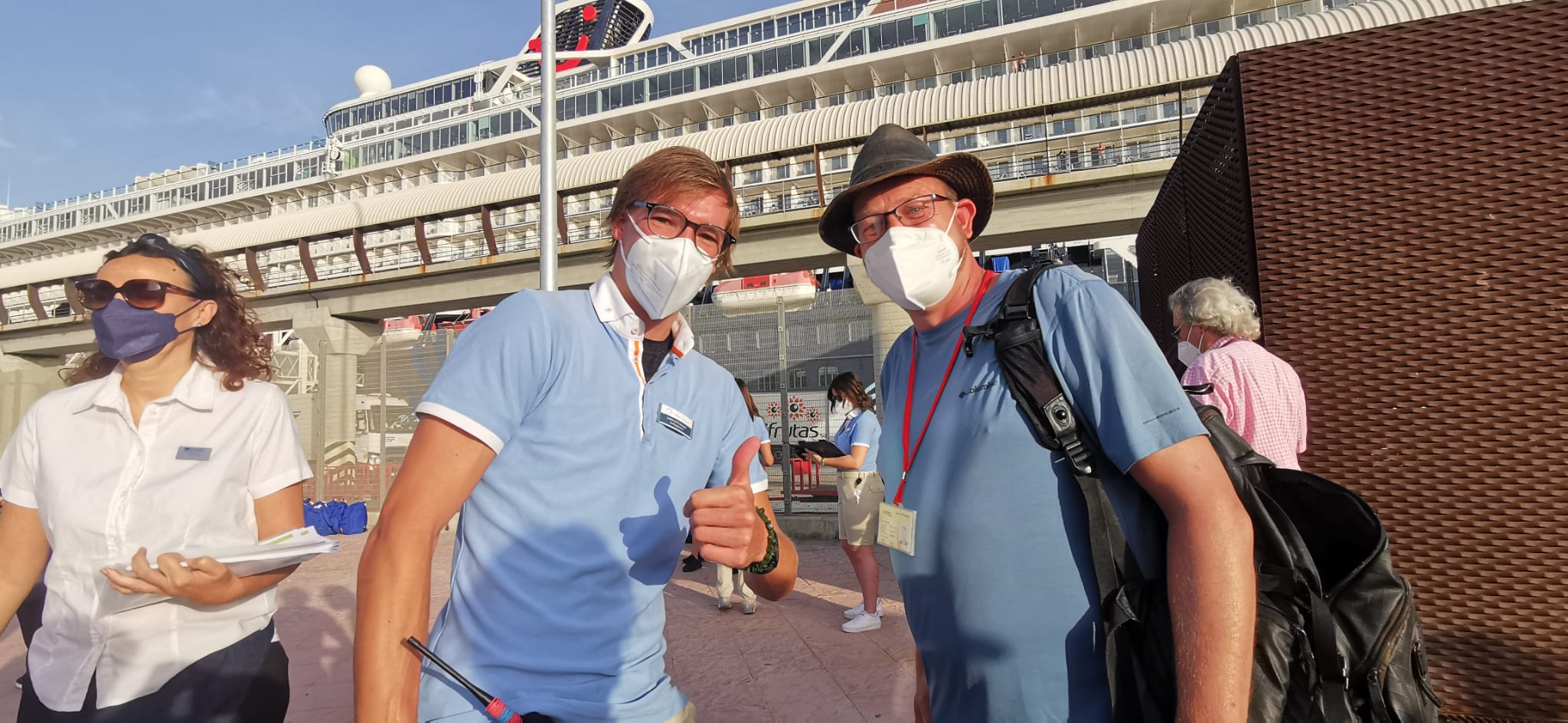 El barco ha llegado a la hora prevista, con un millar de pasajeros a bordo, y ha quedado amarrado junto a la terminal A del Puerto