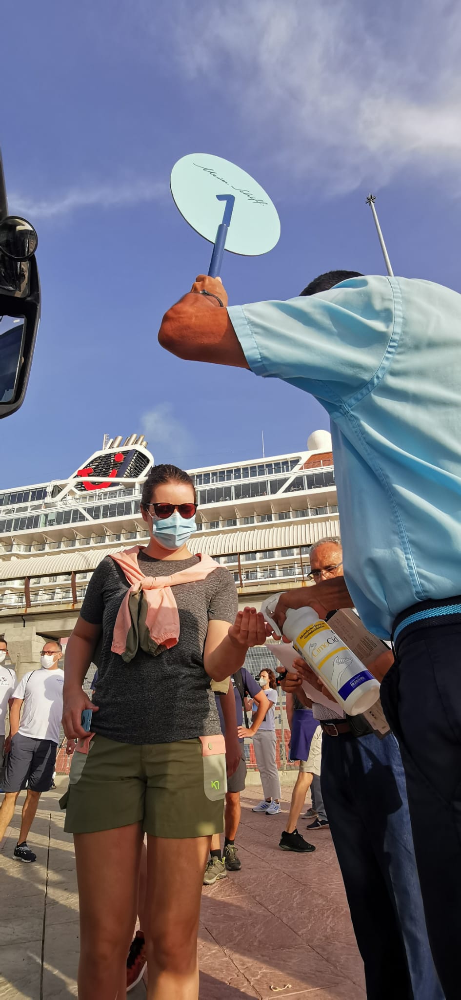 El barco ha llegado a la hora prevista, con un millar de pasajeros a bordo, y ha quedado amarrado junto a la terminal A del Puerto