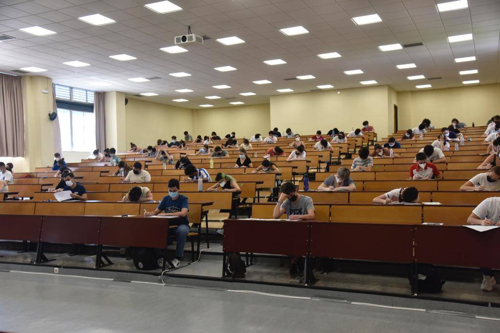 Algunos de los estudiantes que se examinaron en el campus de Teatinos 