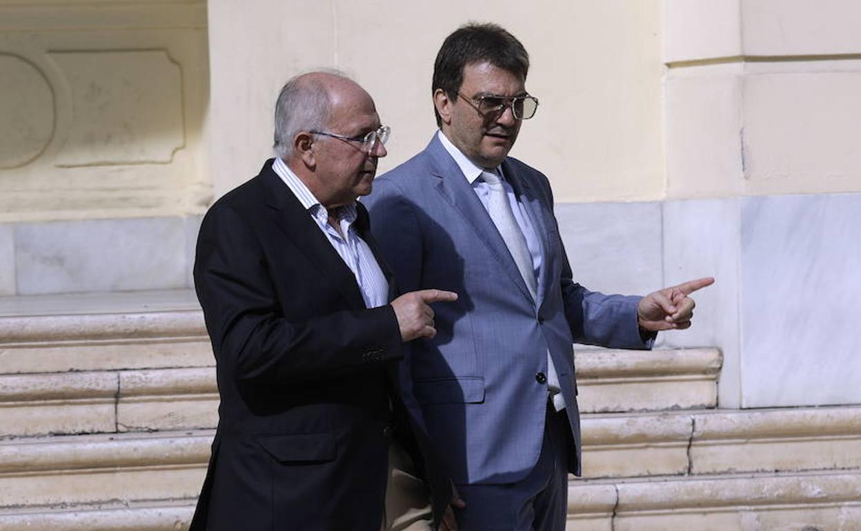 El abogado José Carlos Aguilera y el presidente de BlueBay, Jamal Satli. 