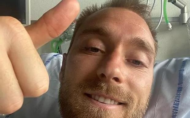 Christian Eriksen hace una señal de que todo está bien desde su cama del hospital.