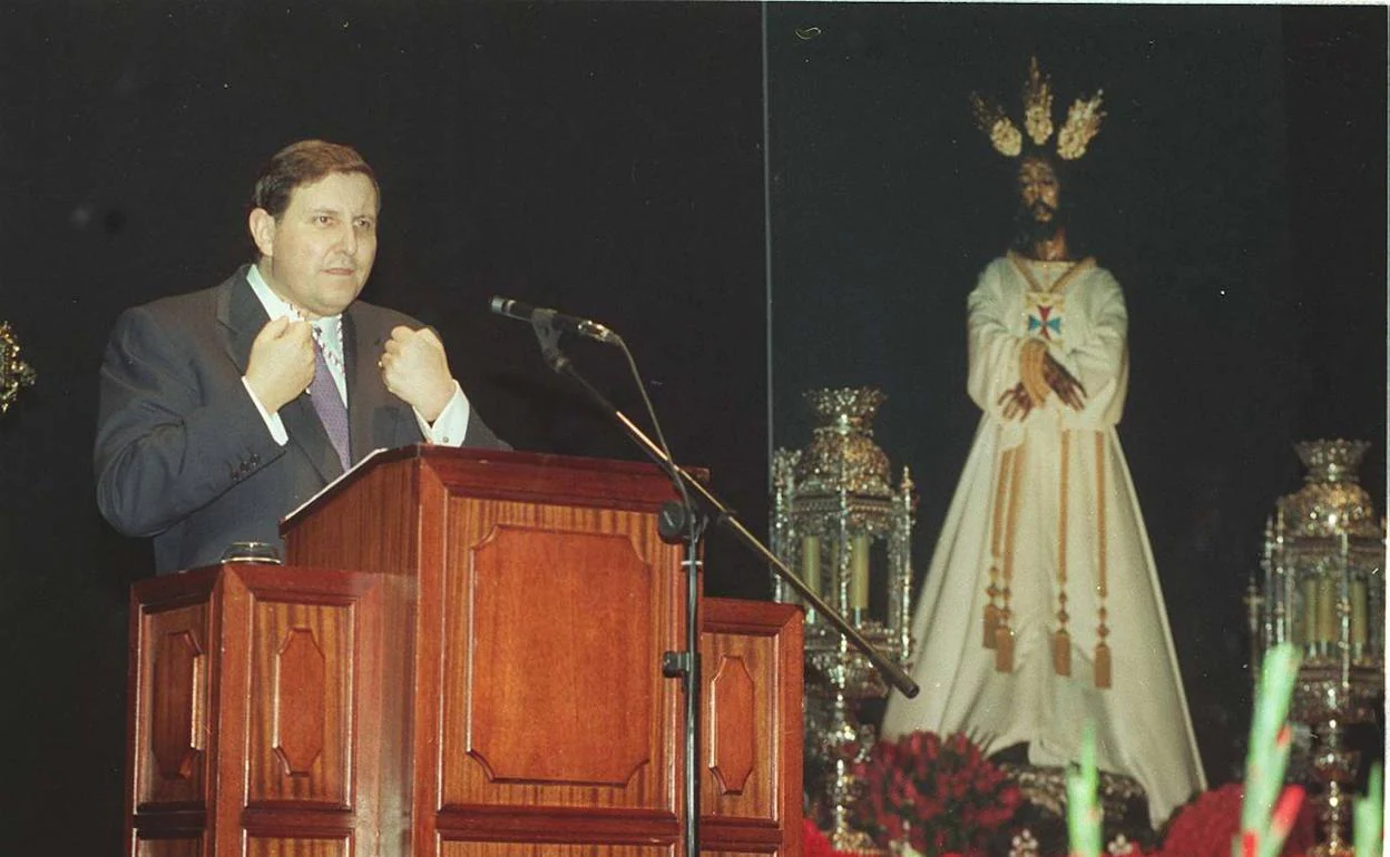 Gustavo Villapalos, durante su pregón de la Semana Santa de 1995. 