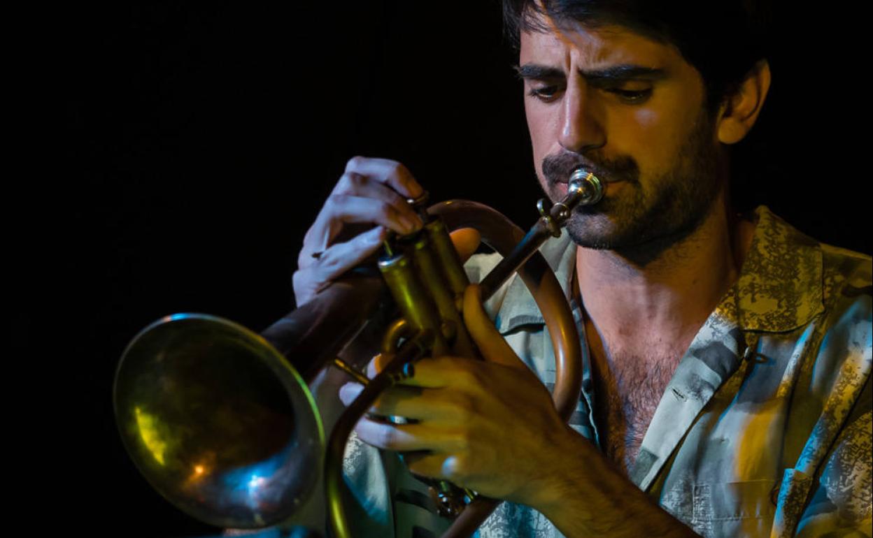 El trompetista y compositor Nacho Loring, durante un concierto.