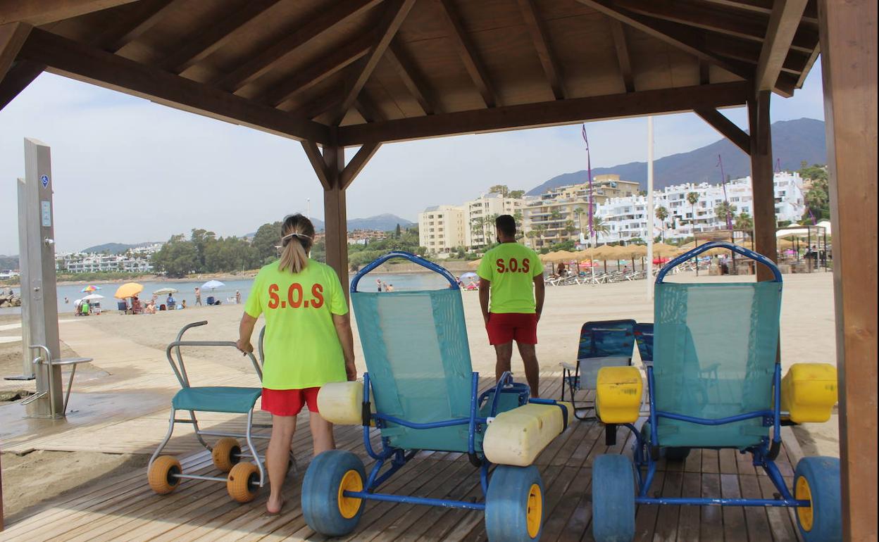 Las playas de Estepona cuentan ya con socorristas y baños asistidos