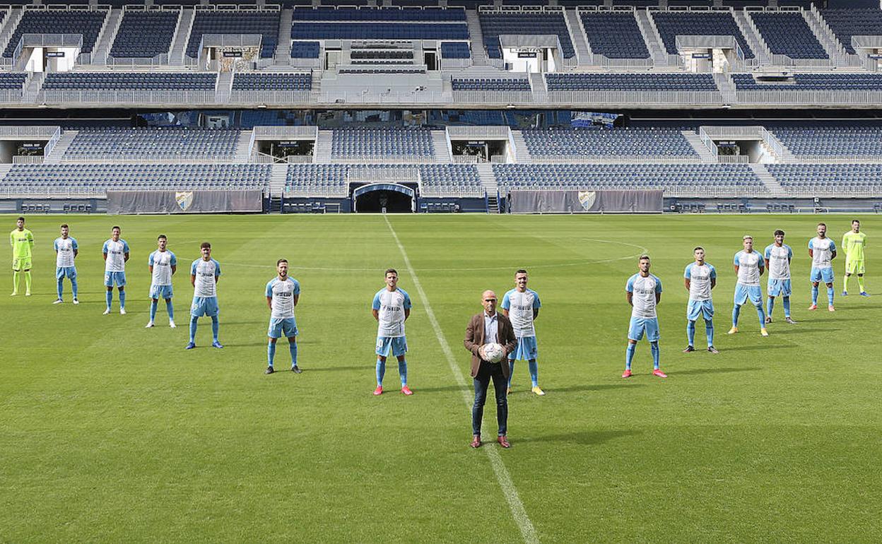 El director deportivo del Málaga, Manolo Gaspar, en el centro de la imagen junto a los fichajes del club para la temporada 20-21 en el estadio de La Rosaleda.