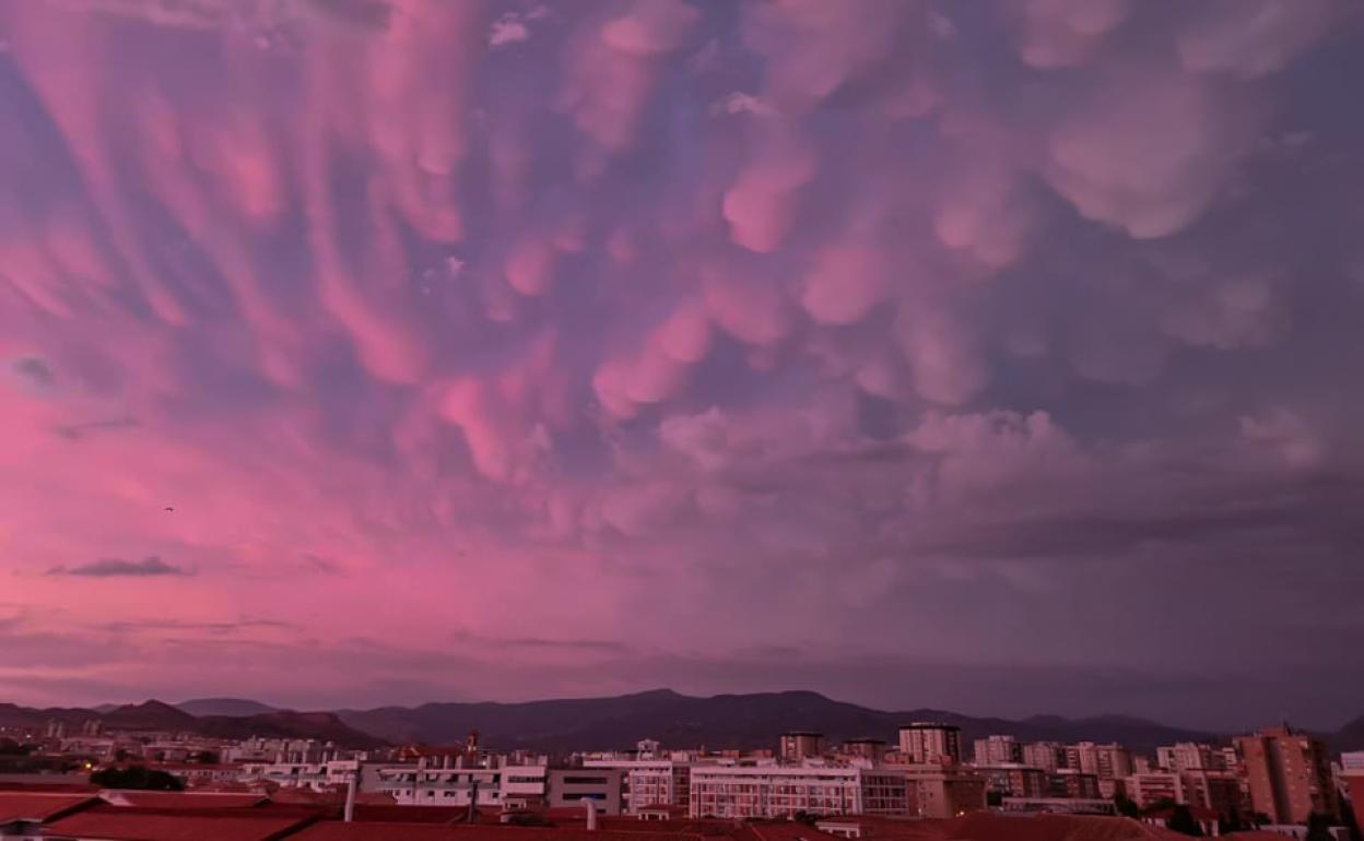 'Mammatus': el fenómeno que explica el impactante color del cielo de ayer tarde en Málaga