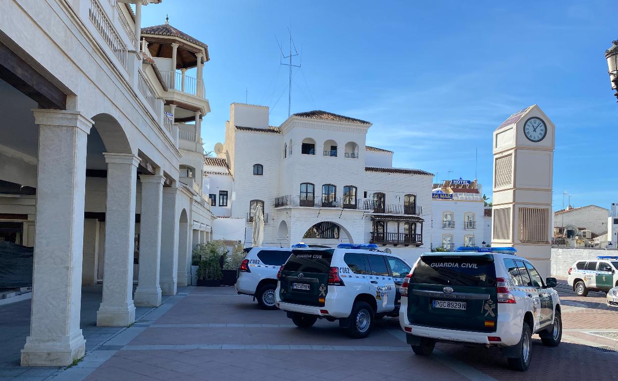 Vehículos de la Guardia Civil, en un operativo anterior en el centro de Nerja en noviembre de 2019. 