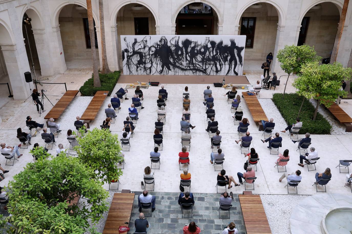 La acción «Despintura fònica» se realizó en el patio de la Aduana, promovida por el Museo Picasso 