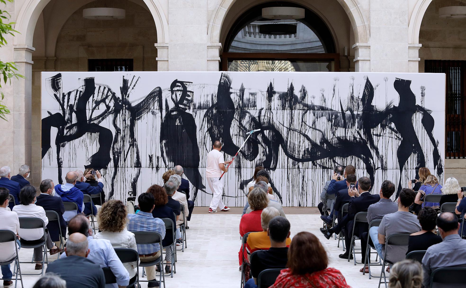 Miquel Barceló, durante su intervención efímera en el patio del Museo de Málaga. 