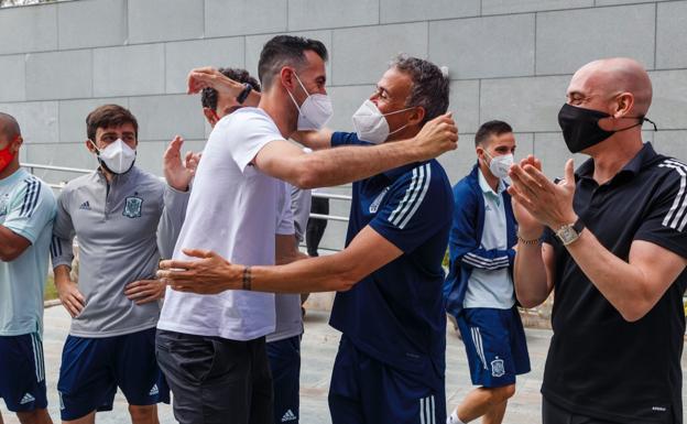 Luis Enrique abraza a Busquets a su llegada a Las Rozas.