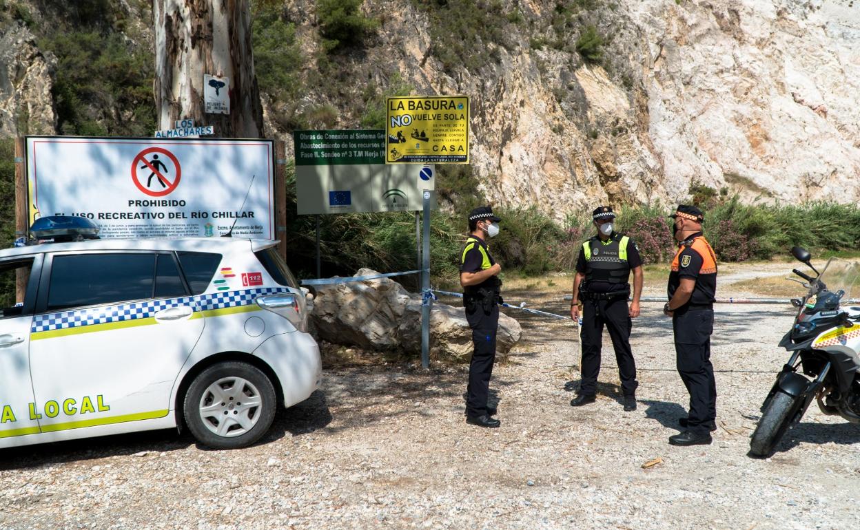 Agentes de la Policía Local y de Protección Civil, en el acceso al paraje natural del río Chíllar. 