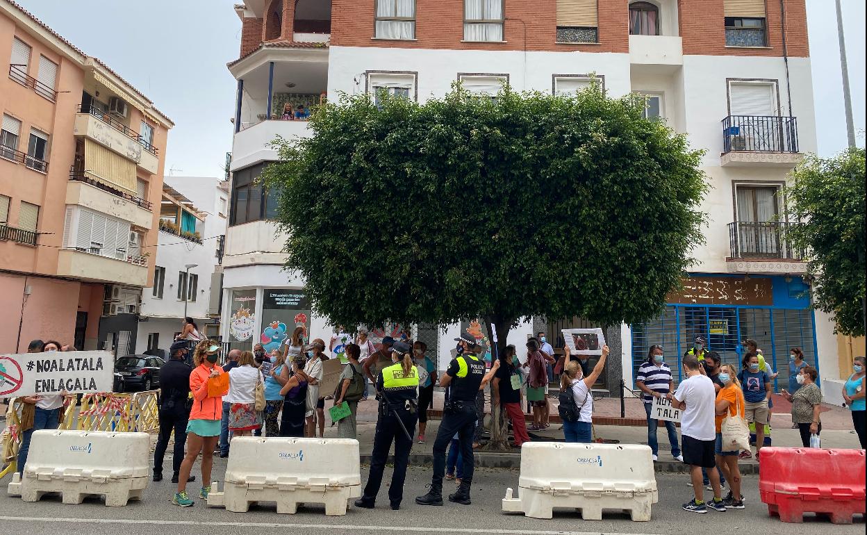 Imagen de la protesta vecinal que tuvo lugar el día 23 de septiembre de 2020 en La Cala del Moral. 