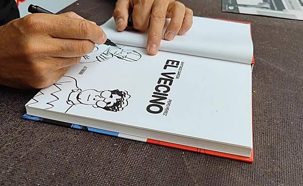 Pepo Pérez realizando un dibujo en el cómic El Vecino.