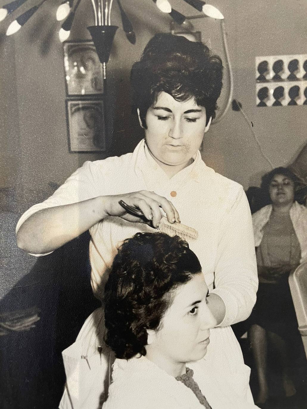 Fotos: Reme Madueño, 64 años en su negocio de peluquería, la escuela profesional &#039;Antonio-Eloy&#039;