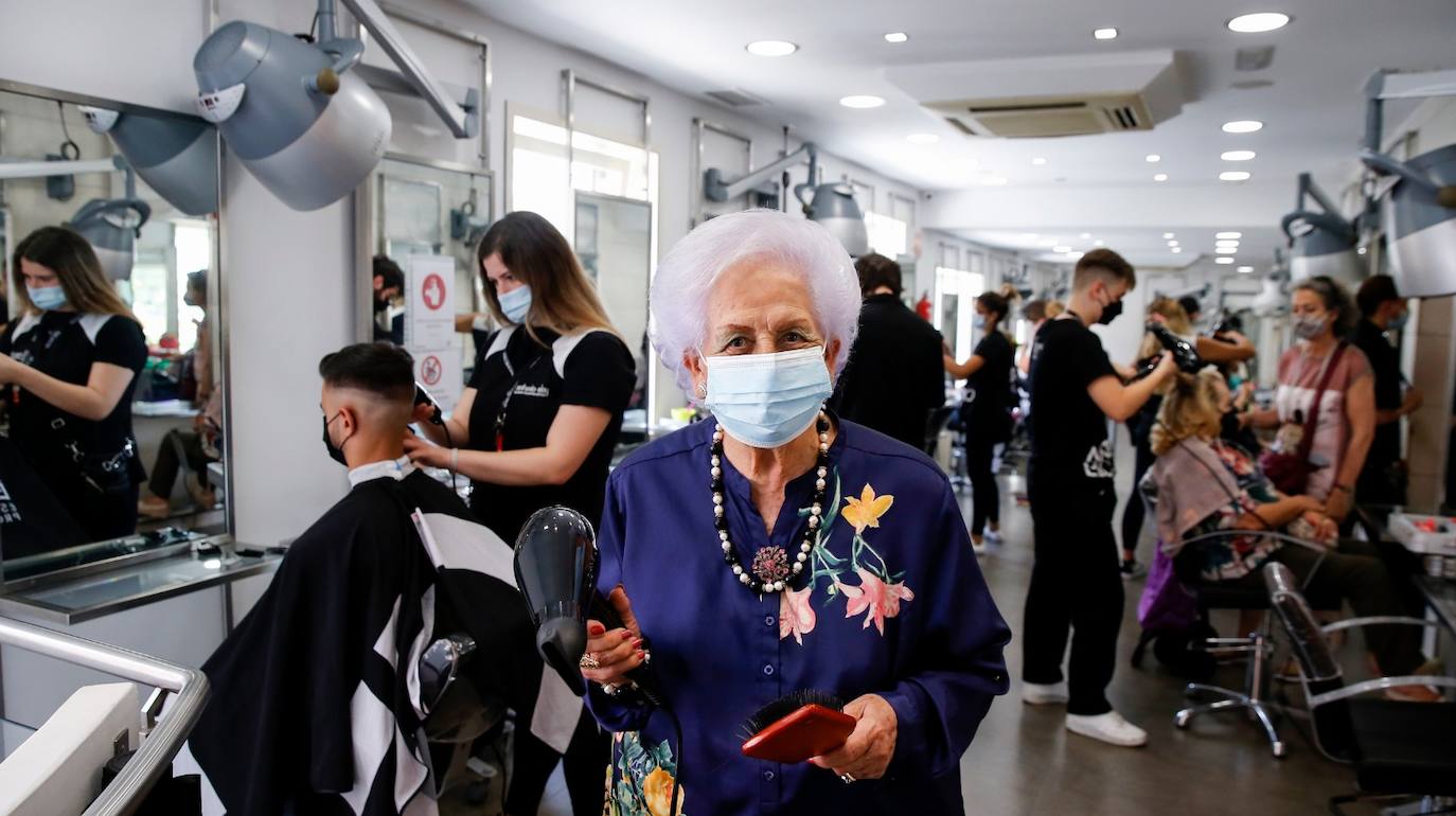 Fotos: Reme Madueño, 64 años en su negocio de peluquería, la escuela profesional &#039;Antonio-Eloy&#039;