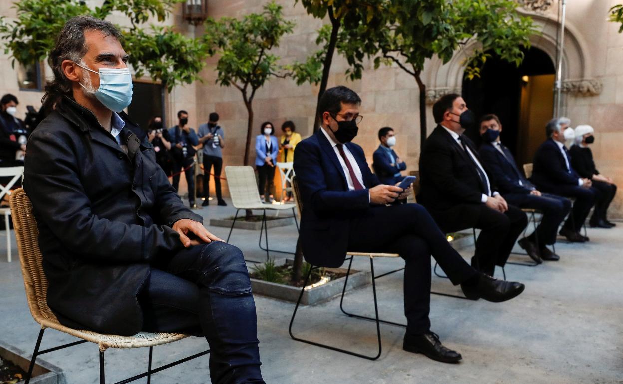 El presidente de Omnium Cultural, Jordi Cuixart; el secretario general de JxCat, Jordi Sànchez, el presidente de ERC y ex vicepresidente de la Generalitat, Oriol Junqueras, y el nuevo presidente de la Generalitat, Pere Aragonès. 