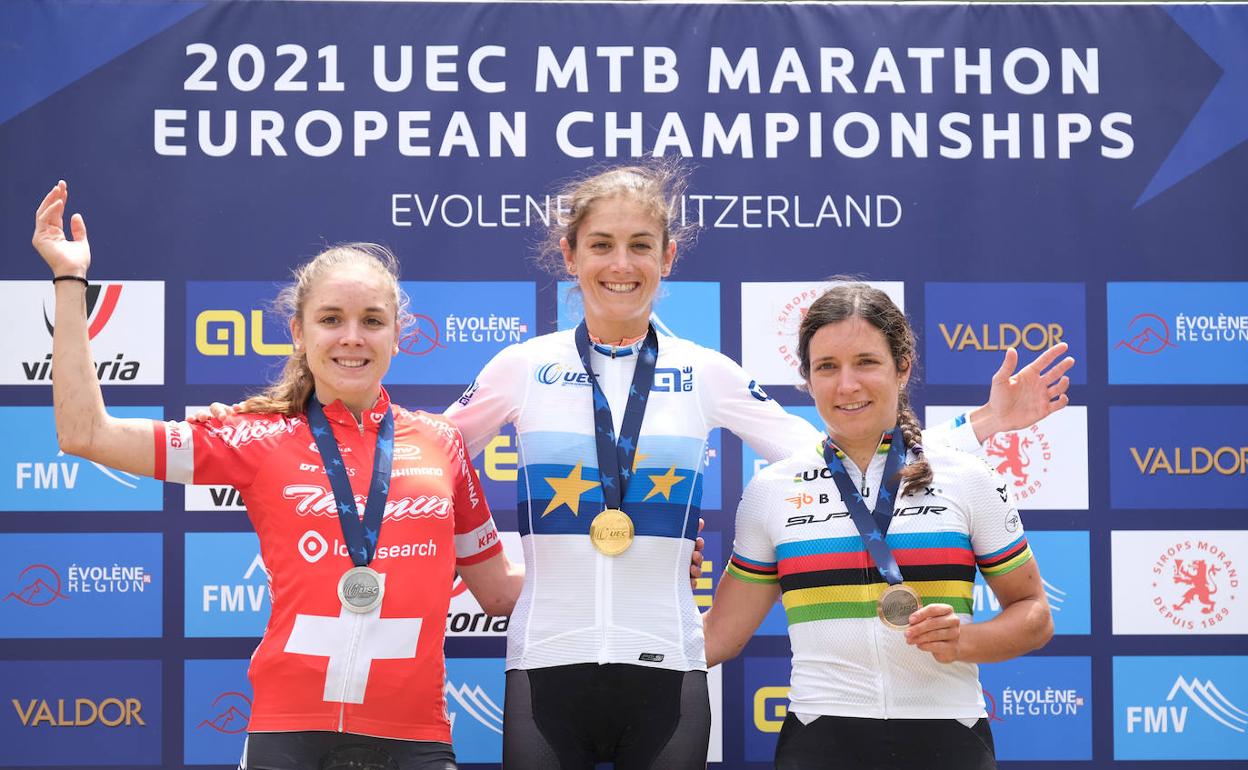 Natalia Fischer, en el centro del podio, escoltada por Steffi Häberlin y Ramona Forchini, aún con el 'maillot' de campeona del mundo. 