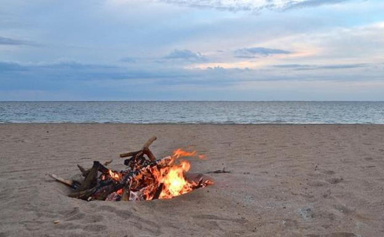 Imagen de archivo de una hoguera en San Juan.