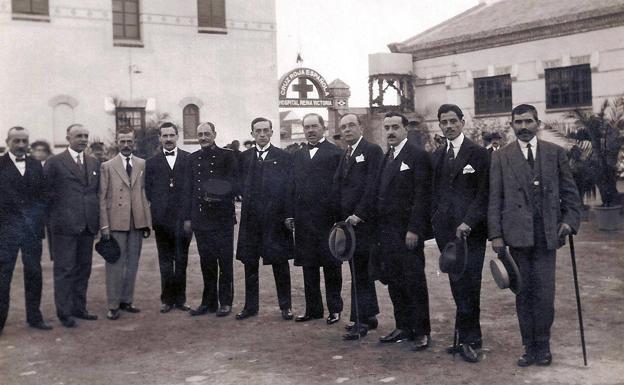 Antonio Baena junto al presidente de la Cruz Roja Antonio Gómez de la Bárcena y otras personalidades delante del Hospital Reina Victoria.