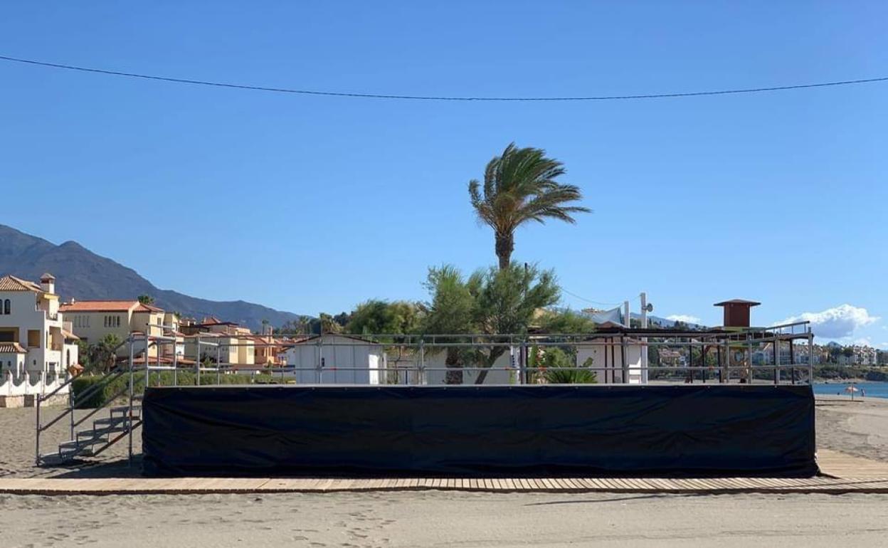 El escenario para la noche de San Juan ya está instalado en la playa de Casares. 