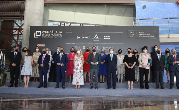 Foto de familia de organizadores e instituciones participantes en el acto de inauguración de CM Málaga. 