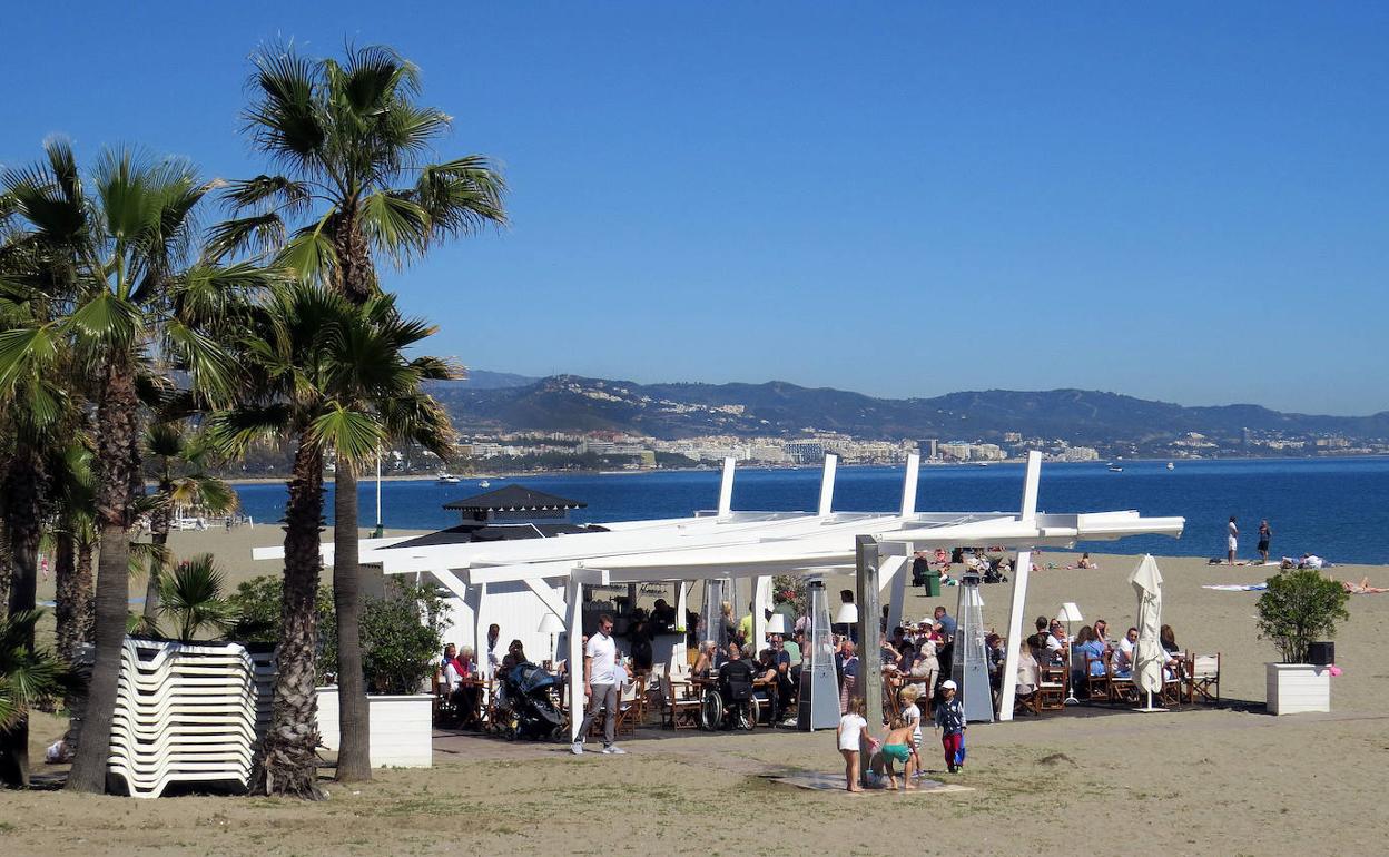 En Málaga existen unos doscientos chiringuitos de los que unos cuarenta están pendientes de regular su situación. 