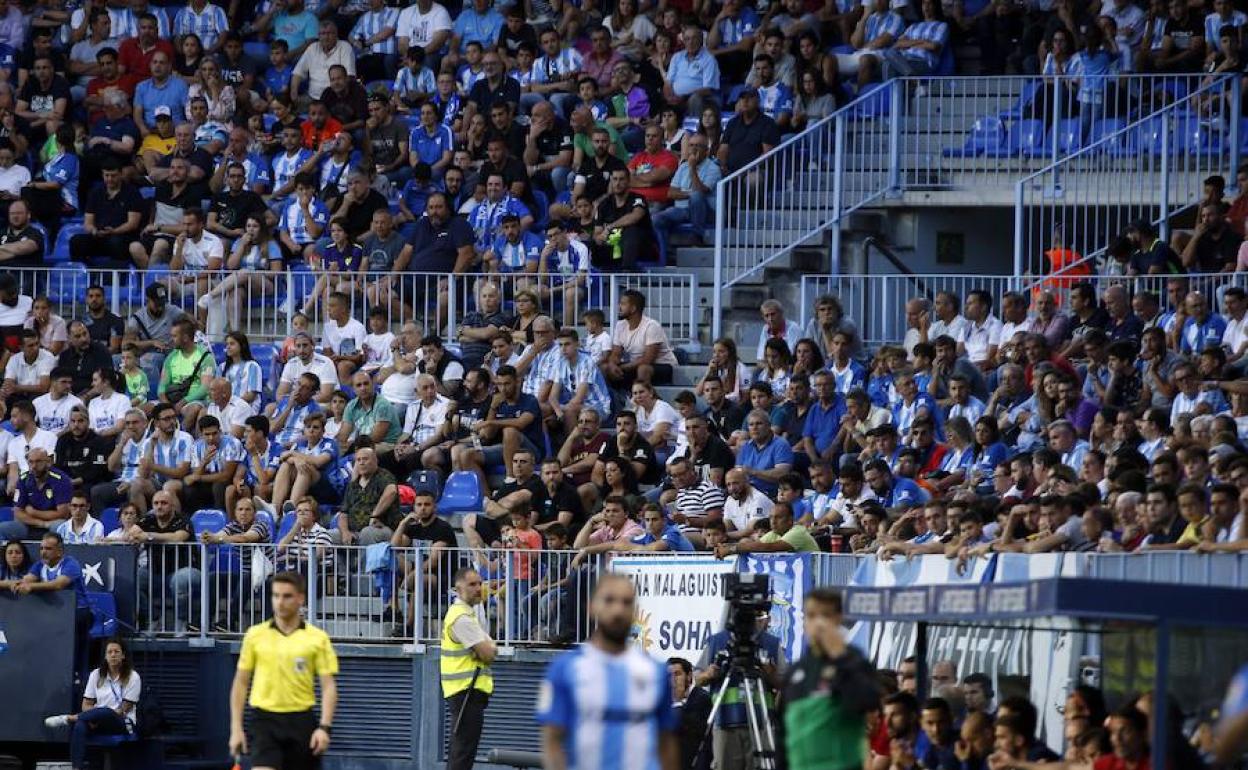 Imagen del último partido con aficionados en las gradas de La Rosaleda, correspondiente al encuentro entre el Málaga y el Zaragoza el pasado 8 de marzo de 2020.