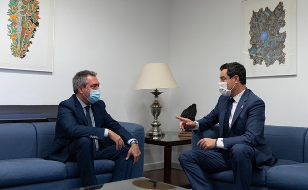 Juanma Moreno y Juan Espadas, ayer en el Parlamento