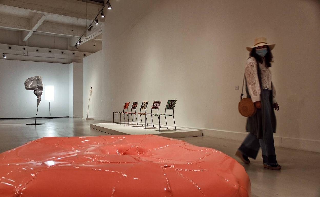 Una parte de la exposición de Franz West.