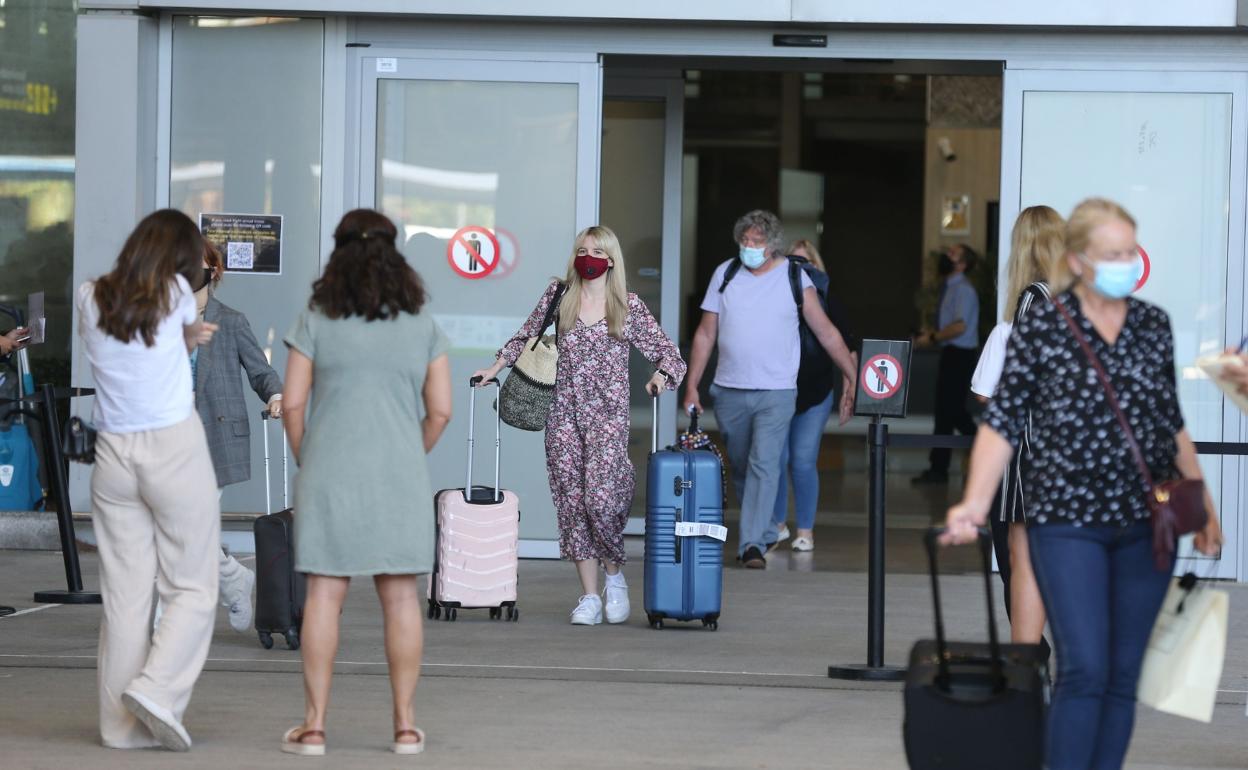 Turistas salen del aeropuerto de Málaga para disfrutar de la Costa del Sol. 