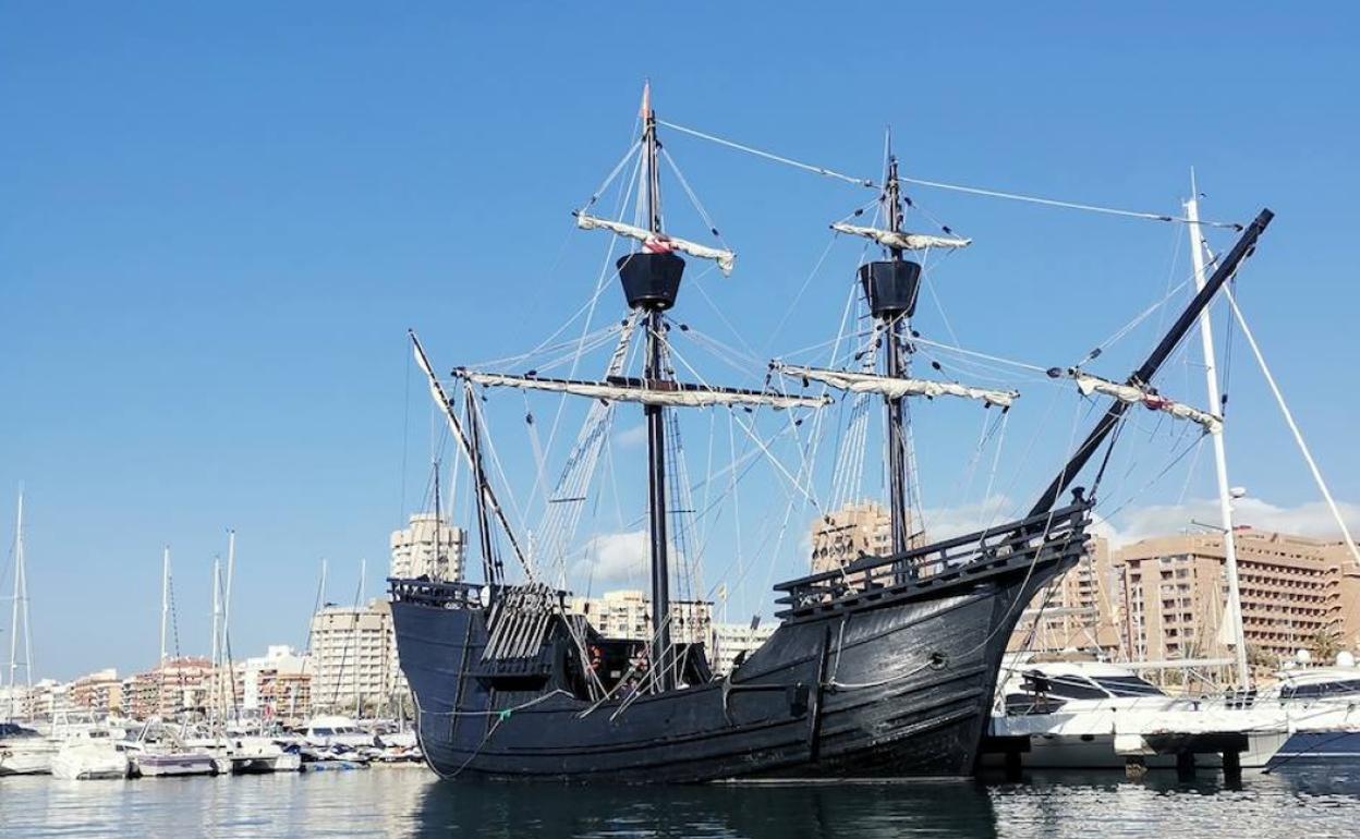 Réplica de la Nao Victoria atracada en Fuengirola. 